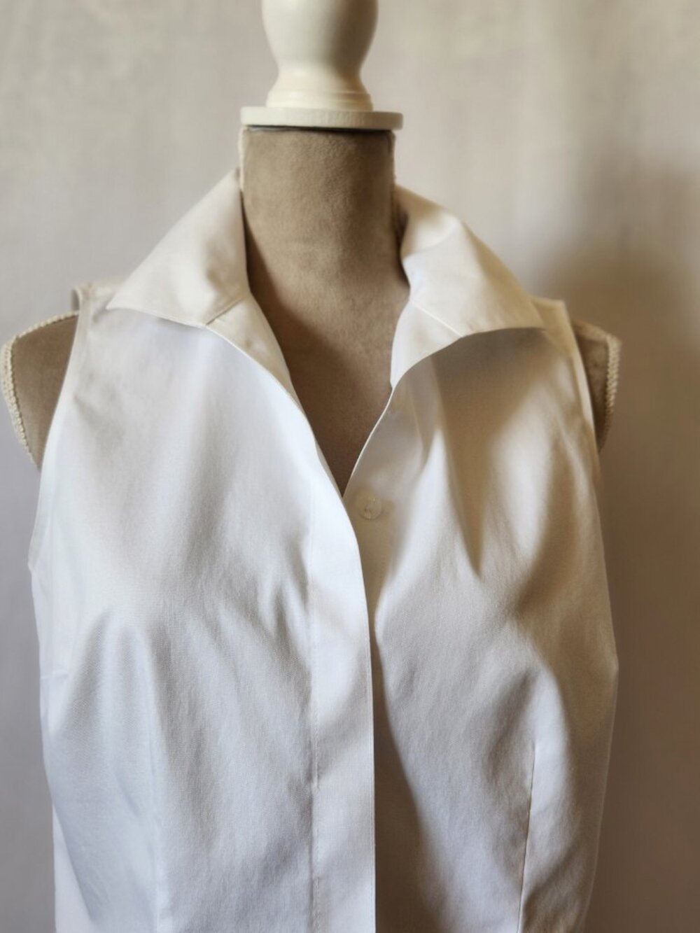 Chico's Women Size 0/4 White Sleeveless Non Iron Collared Button Down Cotton Top - Picture 3 of 13